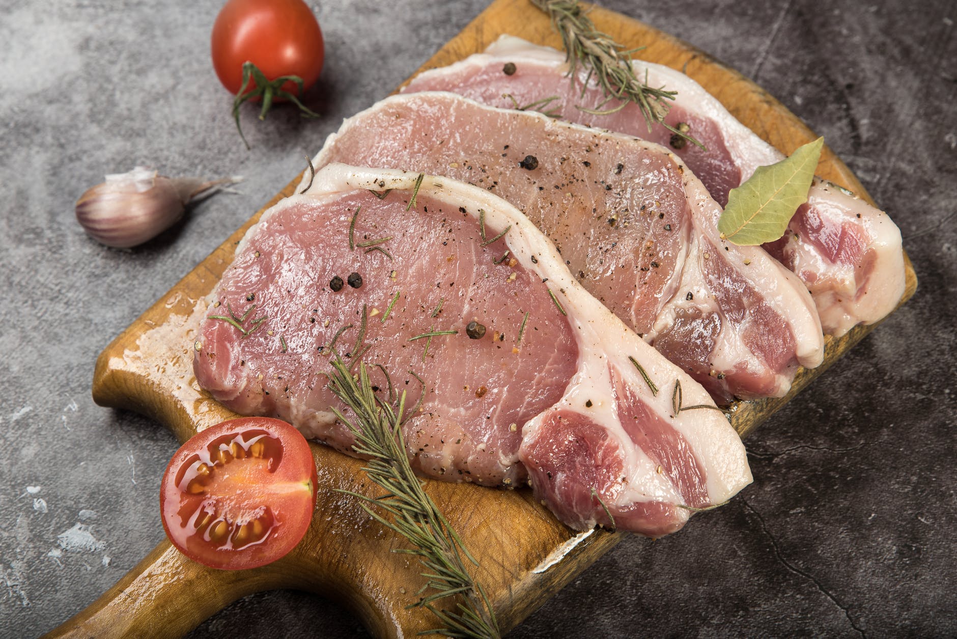 美国至少5.9万肉类加工工人感染新冠 达先前估算近3倍