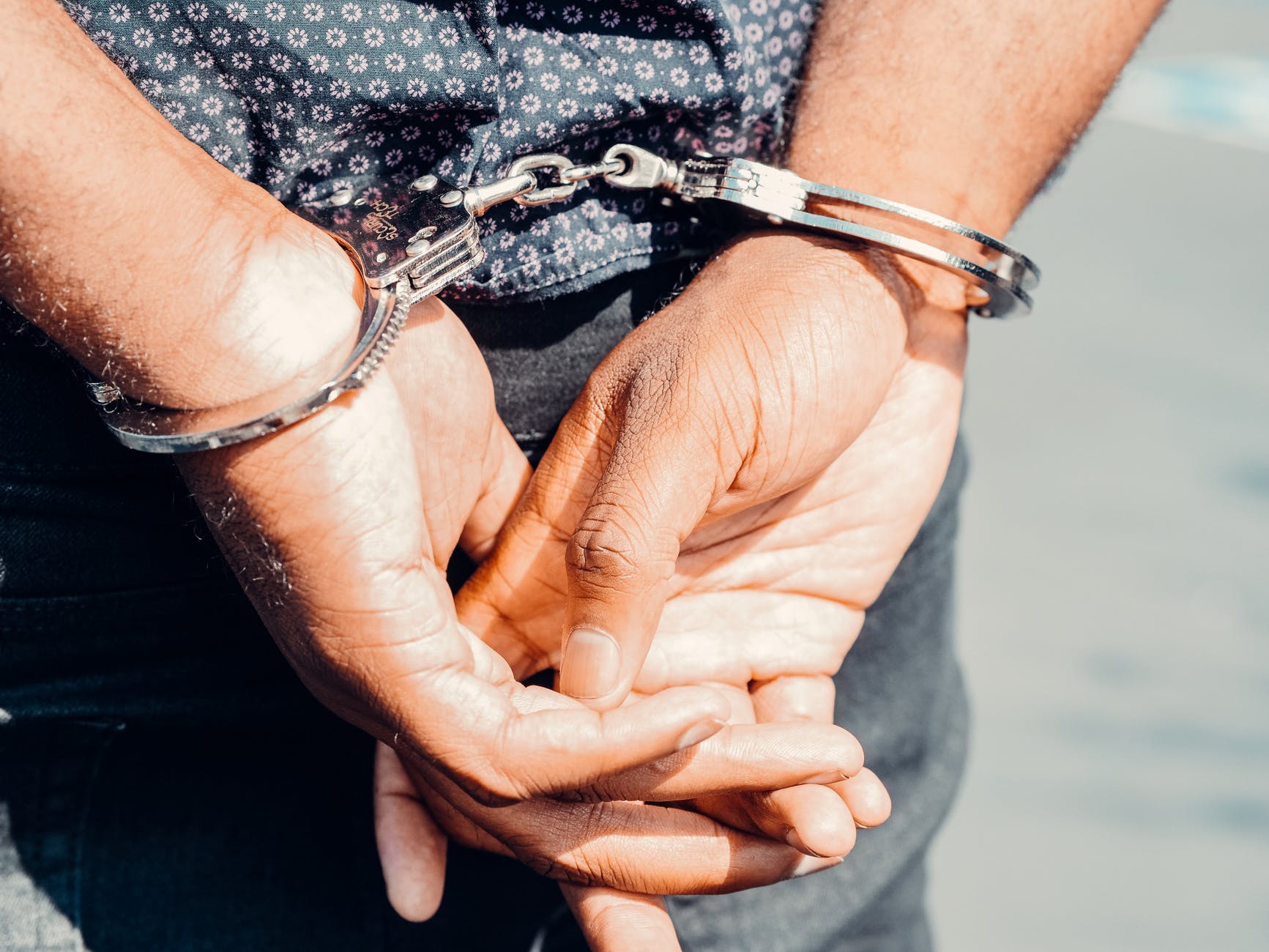 上海一大学教师持刀杀害同事，已被刑拘