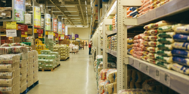 美国5月食品价格同比上涨超10% 民众为省钱改变购物习惯