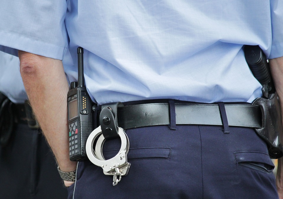 8名“警察”入室劫华人企业基地 这种坑有多少人入过？
