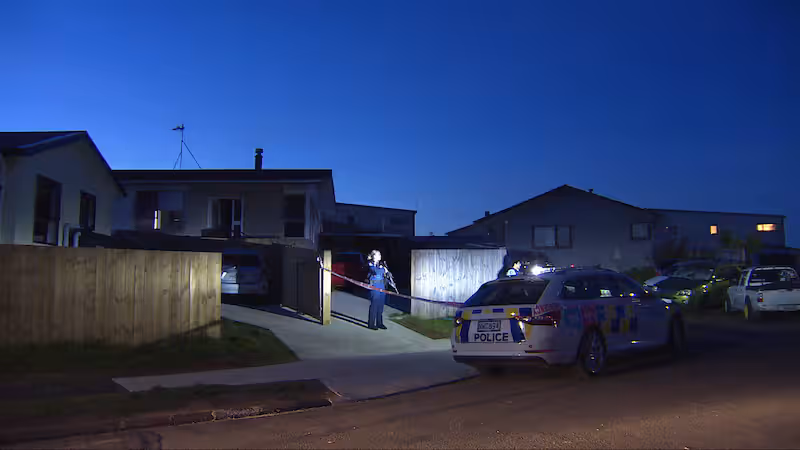 police-at-the-scene-of-the-two-deaths-in-wattle-downs-on-thu-LQZPLBLT3VACPDJ7TN7GRMDFIM.jpg | 奥克兰双尸命案:邻居听到连续枪声,武装警察彻夜戒备,警方调查30岁男子