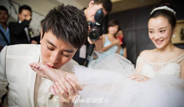 贾乃亮被曝和李小璐分居 开走众豪车唯独留下“绿帽宾利”