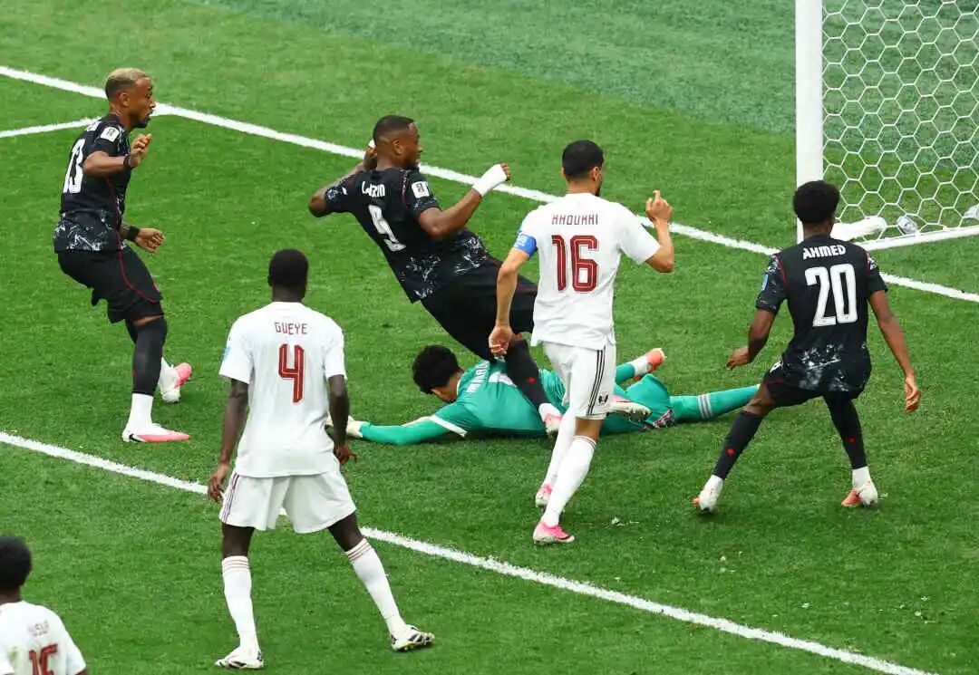 世界杯｜加拿大6-0九人卡塔尔，戴维上演帽子戏法！科内遭遇重伤！