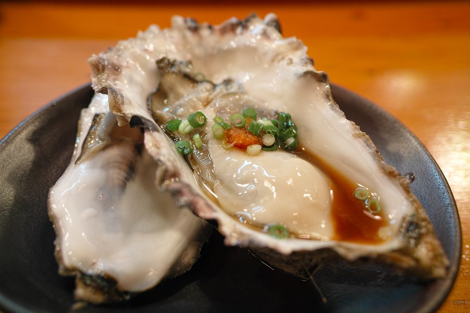 吃海鲜=吃塑料？研究称青口生蚝中含大量塑料颗粒！算一算你吞了多少颗？