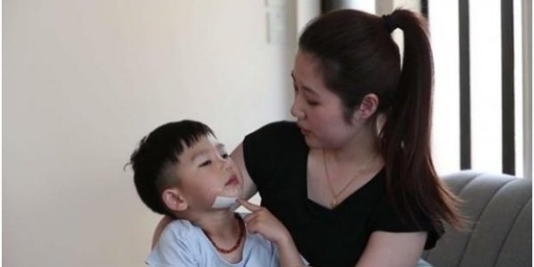 restaurant door falls on 3 year old boy2
