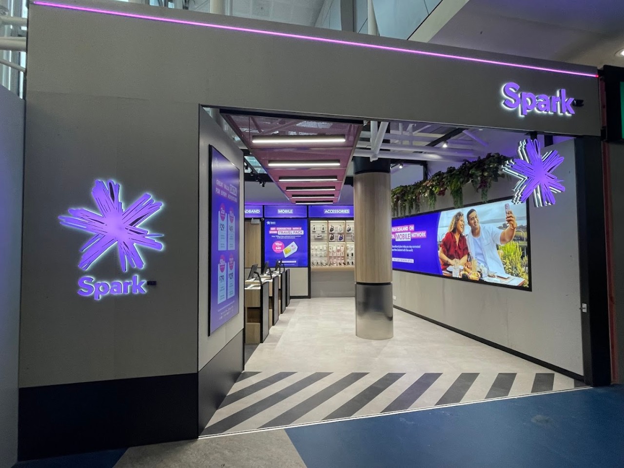 spark-auckland-airport-1360x1020 | 电信巨头一年再减600多人!利润下滑、股价跌逾两成,CEO却获近90万纽币奖金