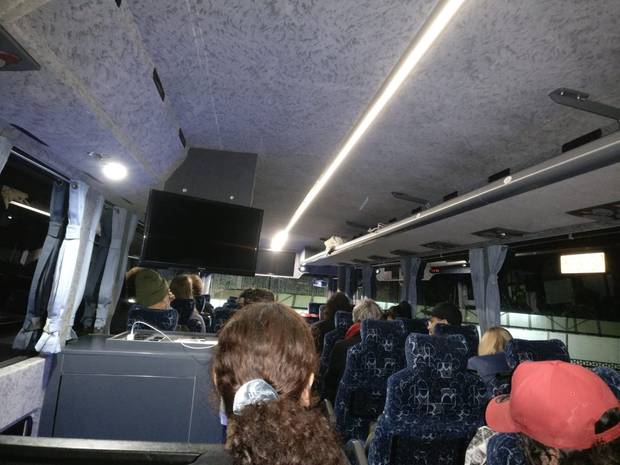 被转移至罗托鲁瓦隔离的旅客：大巴上满载乘客 大多数人都没戴口罩（图）