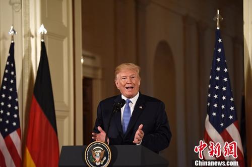 美国总统特朗普重申支持拥枪 低头是为换取选票？