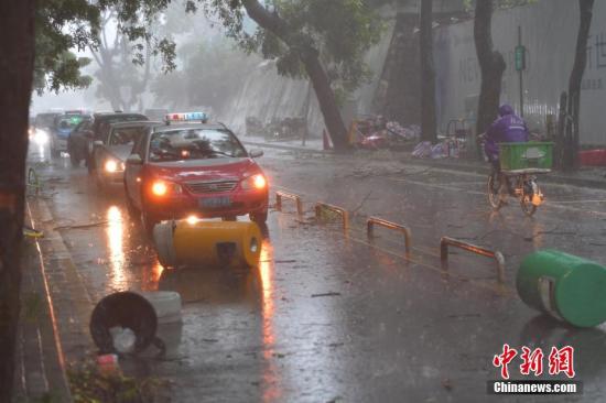 中国发布今年首个红色台风预警 “天鸽”携急风骤雨登陆