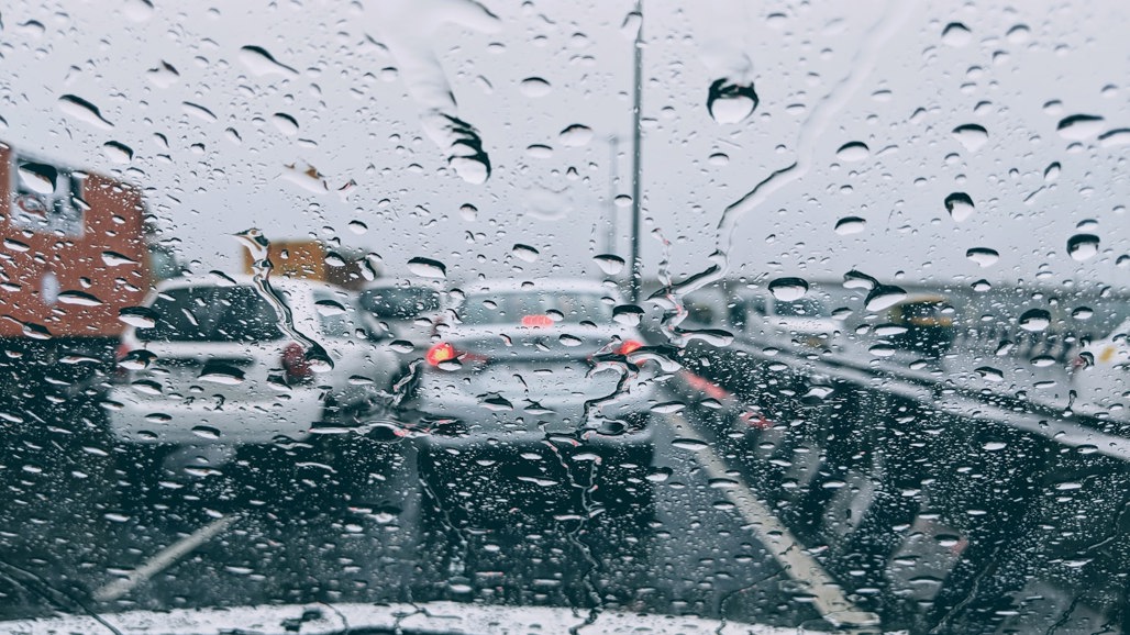 variable-weather-speed-03-rain-windshield-traffic