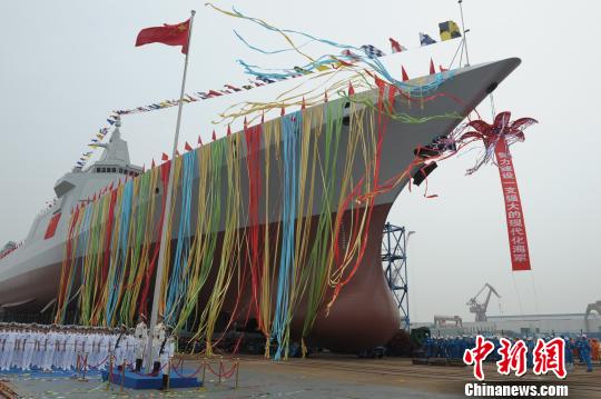 “大驱”来啦！中国海军新型万吨级驱逐舰首舰下水
