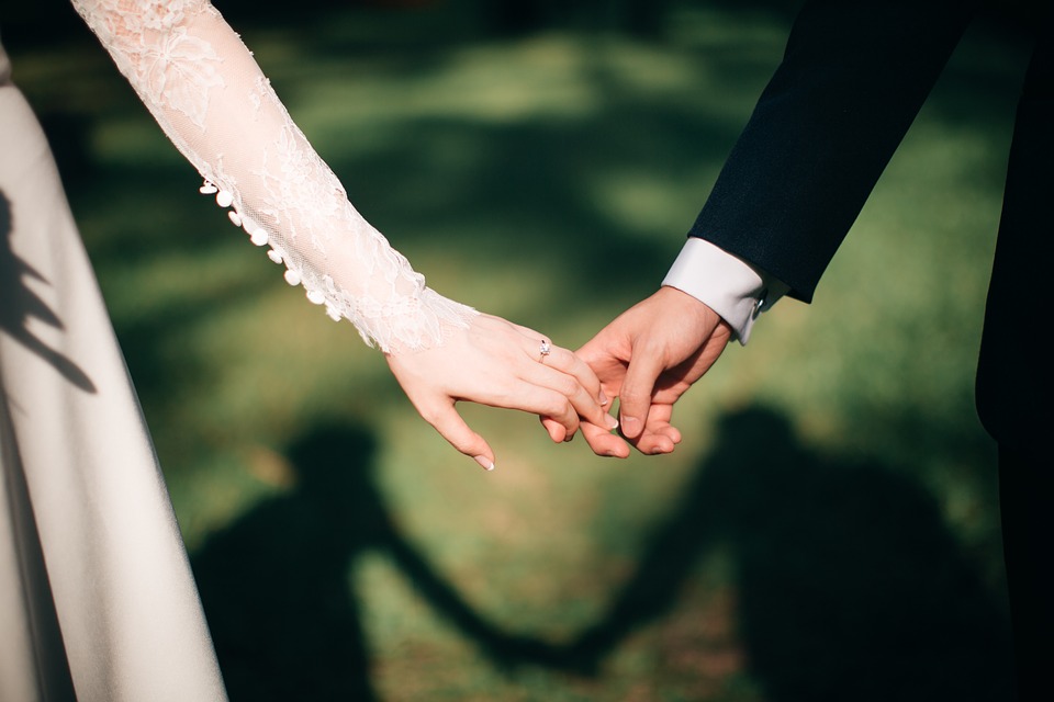 华裔女假结婚被遣返，老公竟不知其做皮肉生意…用婚书换绿卡，代价要认清！