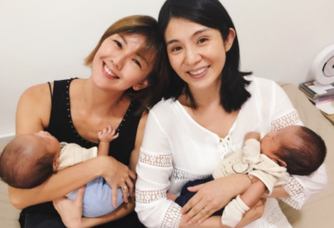 孙燕姿抱杨采妮的双胞胎 好闺蜜满脸幸福