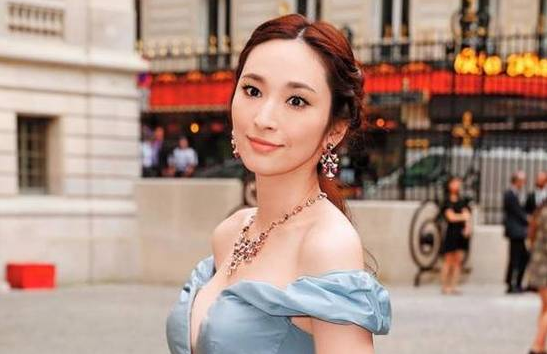 吴佩慈生三胎仍没名分 男友却在她卡上存了40亿
