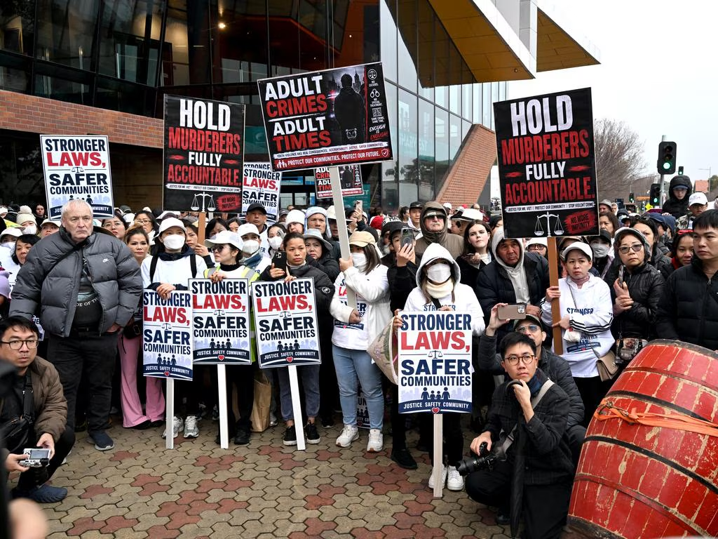 “我们受够了！”澳亚裔店主遭青少年围殴身亡！数百人集会示威，要求法律从严、加强警力巡逻