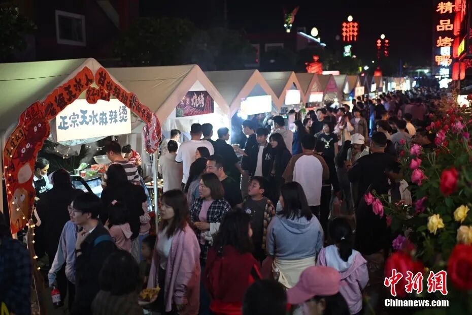 北京:市民逛月亮河夜市 享人间烟火气