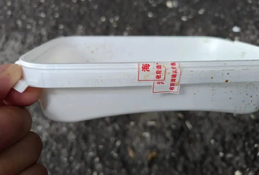 男子为泄愤将垃圾从17楼窗户抛下,砸穿SUV天窗,车损过万,事后向AI“请教”应对策略企图蒙混过关