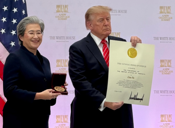 黄仁勋在父母见证下获特朗普颁奖,亚裔父母眼中的子女优秀时刻是怎样的?