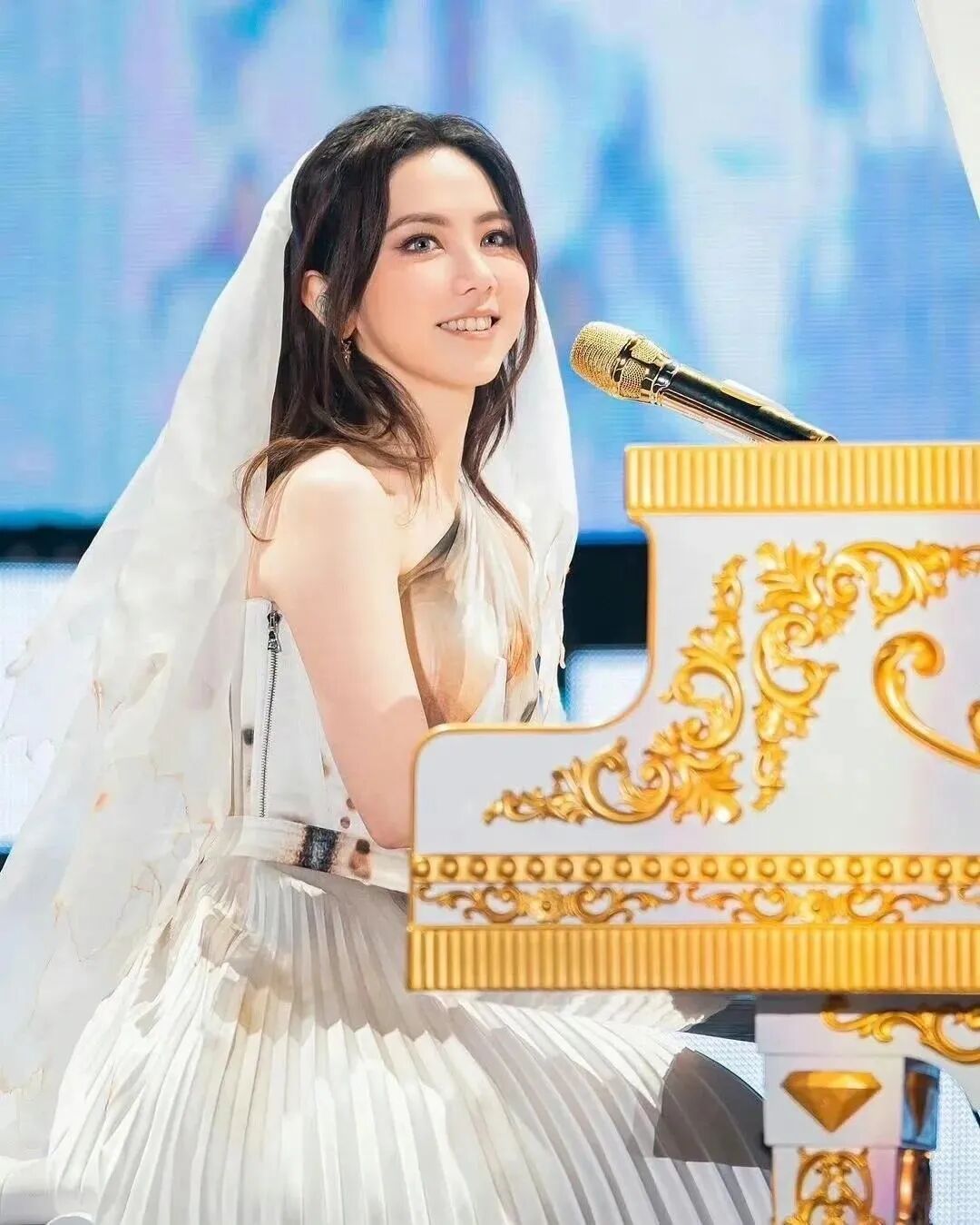 经历103首歌版权风波,35岁邓紫棋穿“灰烬婚纱”,打破吉尼斯世界纪录!