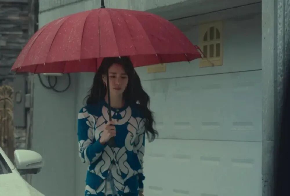刘亦菲为啥要打这么一把伞?
