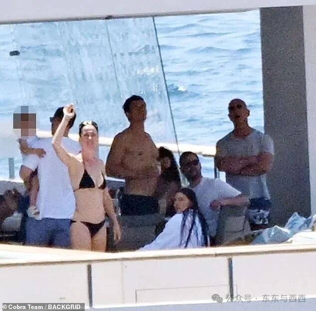 Exes Katy Perry and Orlando Bloom crash Jeff Bezos and Lauren Sanchez's  HONEYMOON aboard luxury yacht | Daily Mail Online