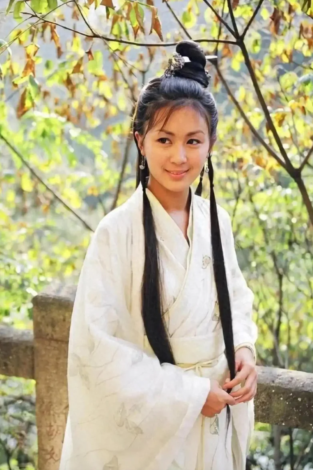 刀插肚子还在笑! 知名TVB女星被曝重度抑郁 持刀威胁经纪人 遭起诉追讨收入!