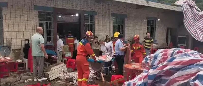 升学宴墙体倒塌致5死,亲历者:坐在我两侧的邻居都遇难了;知情人:小孩高考500多分,其父得了癌症