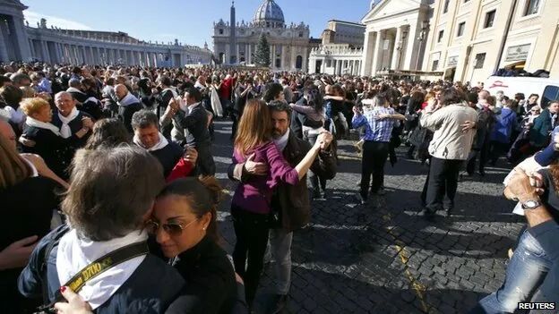 Kemmannu.com | Couples tango for Pope Francis in St Peter's Square