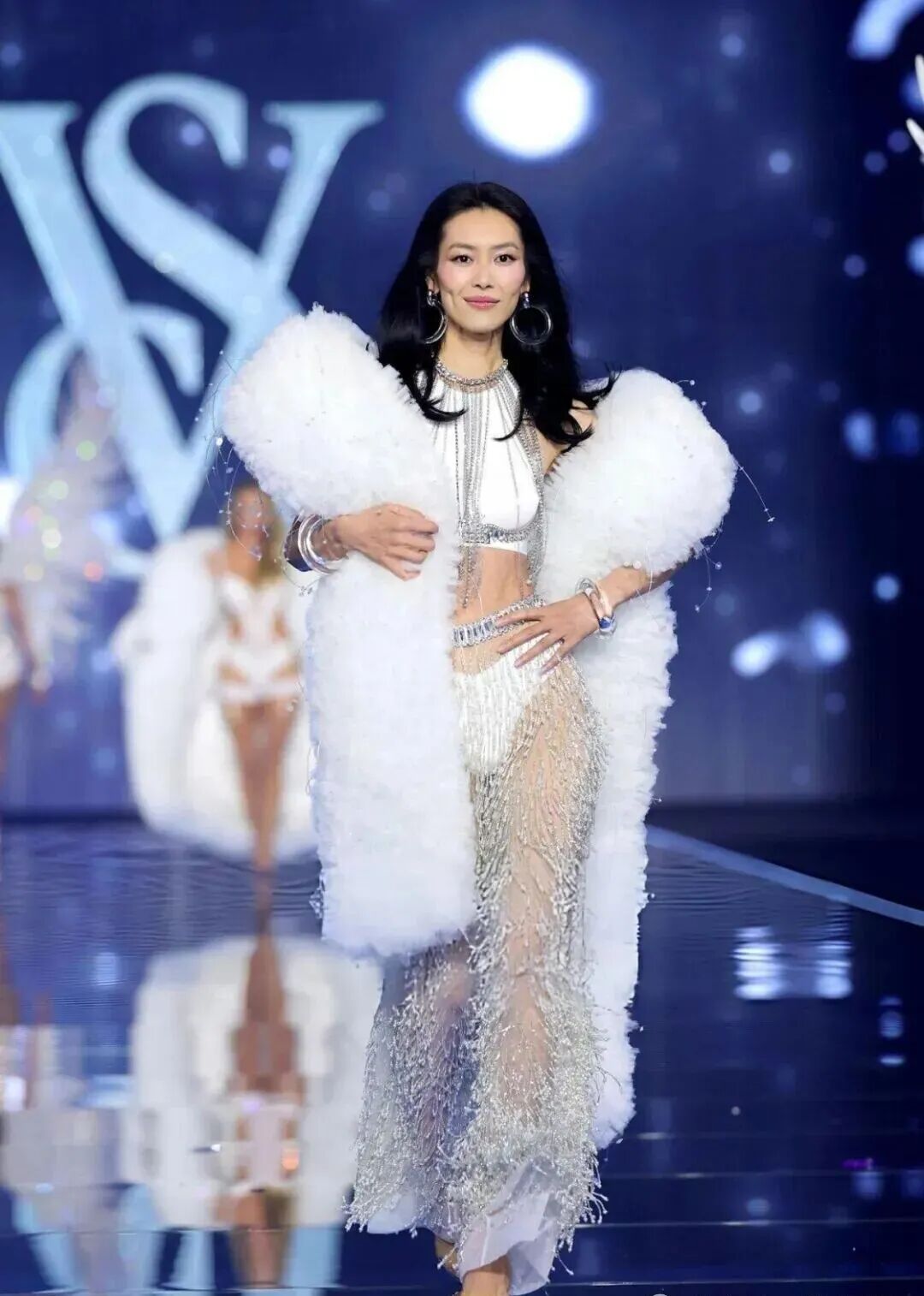 从未上过维密的她,穿3.5亿史上最贵bra,连影帝都要花心思赘入她家……