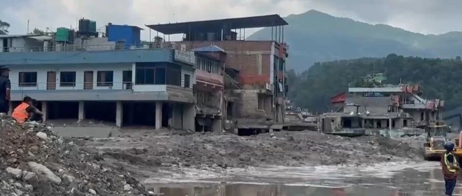 尼泊尔6岁女童在泥浆中被挖出,她还活着!另有一隧道内208人获救,幸存者回忆:仅有20秒反应时间!中国、印度专家加入救援