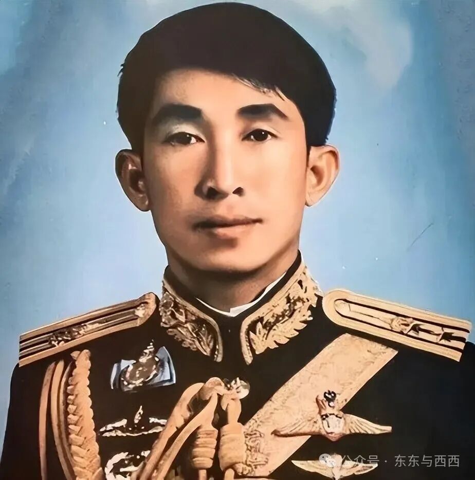 Queen Sirikit: Betrayed the King of Thailand who loves her, cheated on the male bodyguard, the two show their love