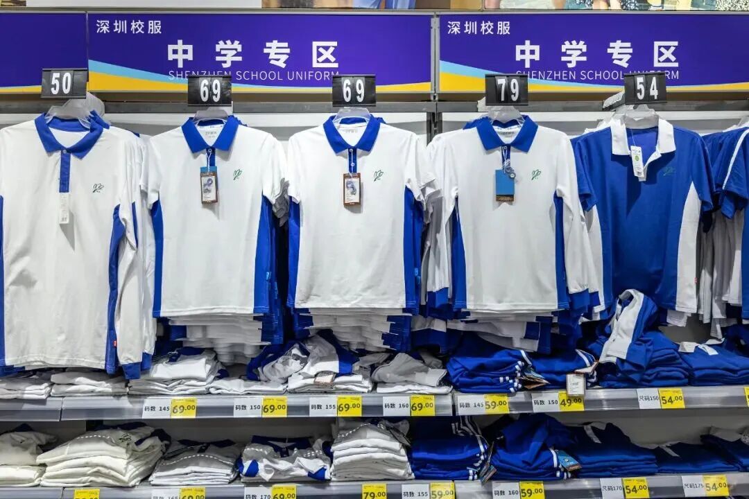“深圳校服”，冲上热搜第一