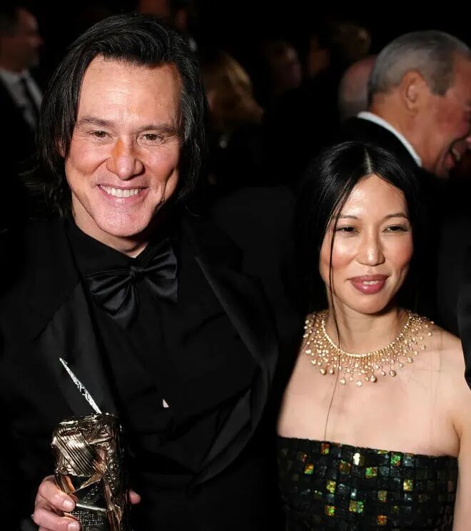 交往各路女明星,两次离婚发誓再也不婚!金凯瑞64岁最终反悔,娶了32岁不争不抢的她!