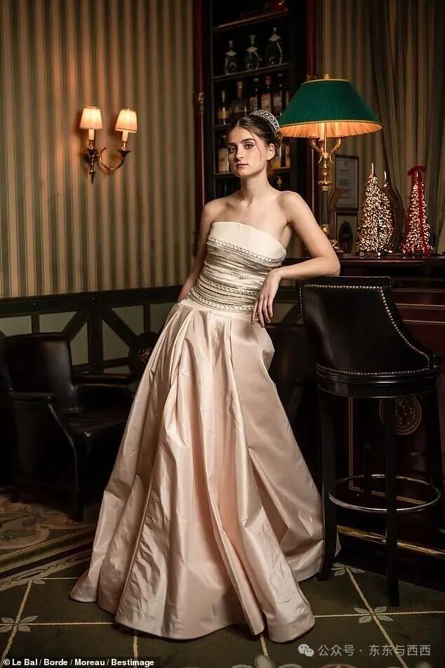 Princess Isabelle de Orleans, the great-granddaughter of Henri d'Orleans and the youngest daughter of the Duke and Duchess of Chartres, opted for a gown by Italian designer Antonio Grimaldi