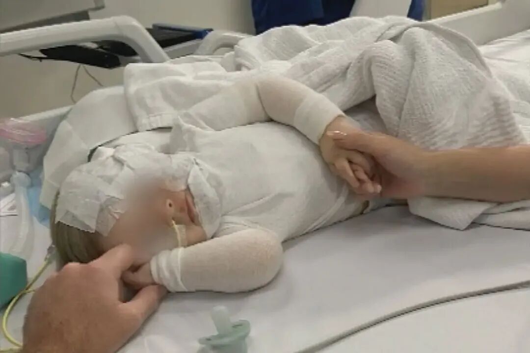 澳男婴遭泼热咖啡严重烫伤！涉案华男消失两年仍在逃，母亲盼讨回公道