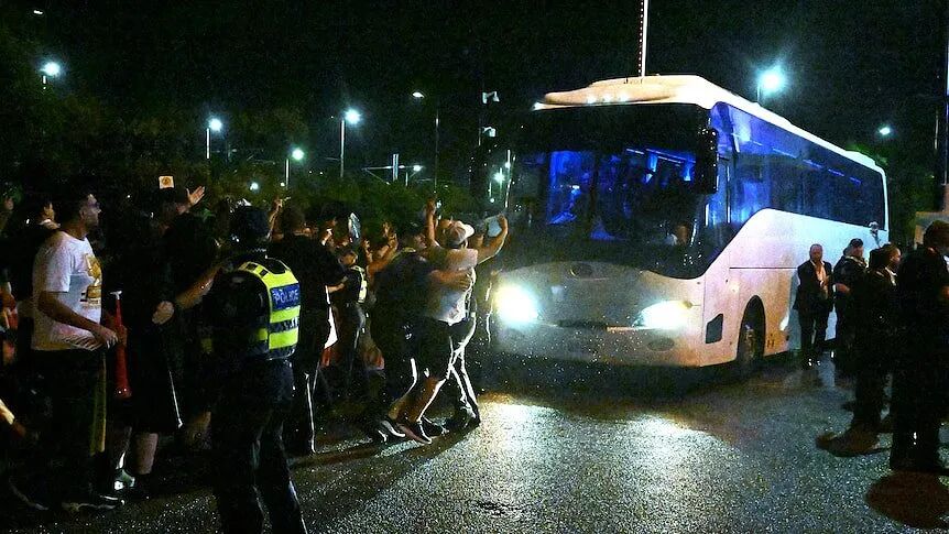 伊朗女足大巴在澳遭围堵!因拒唱国歌被批“叛徒”,回国后恐遭处罚(组图) - 1