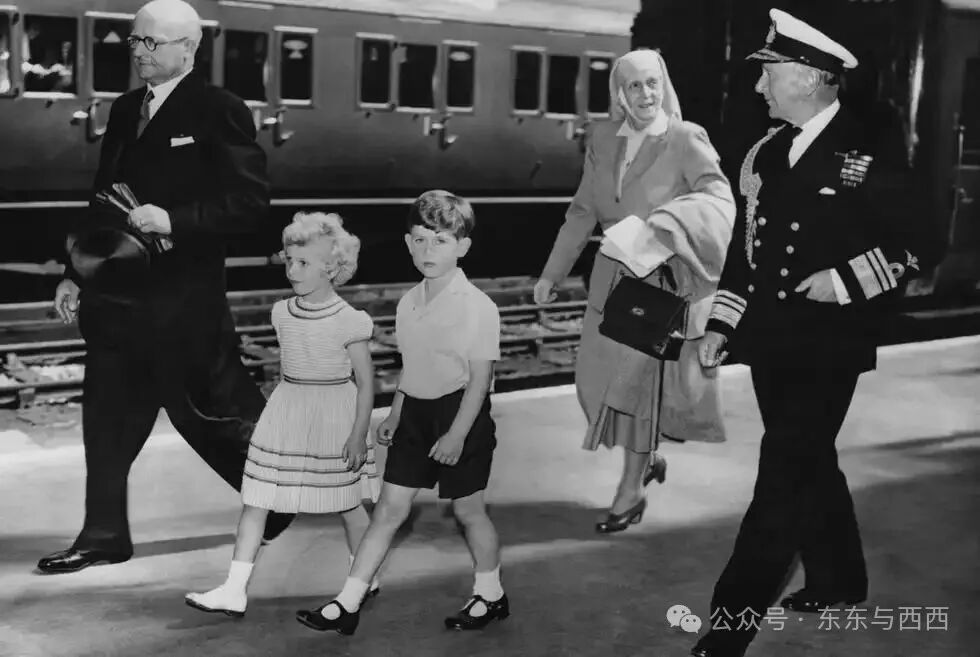 Les Enfants Royaux A La Gare De Portsmouth