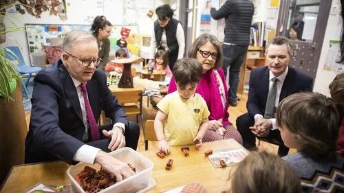 总理安东尼·阿尔巴尼斯 (Anthony Albanese) 和教育部长杰森·克莱尔 (Jason Clare) 在一家托儿中心。