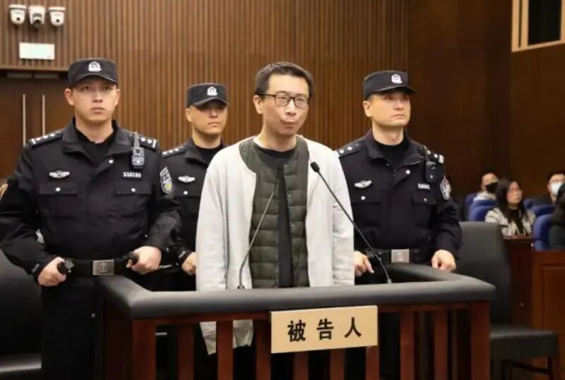 三体公司原CEO杀害董事长，细节披露：在药瓶内投入灌装剧毒的胶囊，董事长服用后身亡