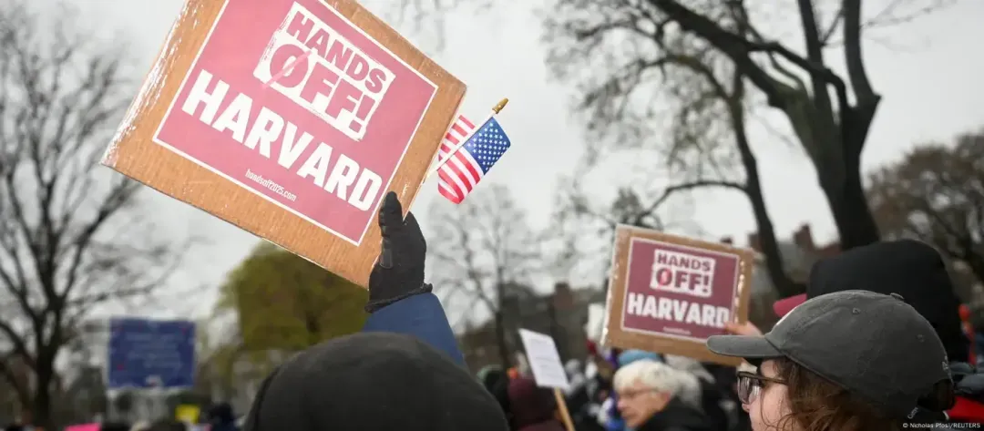 Harvard: Trump administration freezes $2.2 billion in grants – DW – 04/15/2025