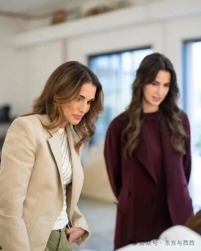 Princess Rajwa visits art gallery in Amman with Queen Rania