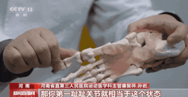 抛弃高跟鞋的年轻人,又捧红了“美丽刑具”