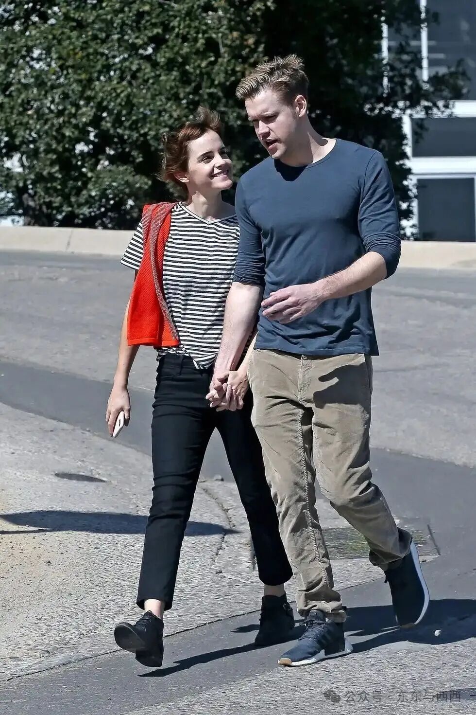 Jeans, Footwear, Shoulder, Standing, Fashion, Interaction, Gesture, Denim, Shoe, Holding hands,
