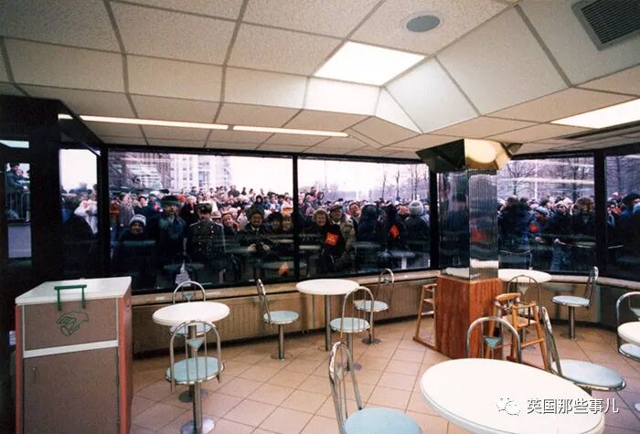 first-mcdonald-restaurant-opens-soviet-union-moscow-russia-1900-37-5b963ca426c97__700.jpeg 图片