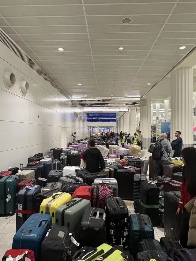 2月28日王先生滞留机场时拍摄的照片,满地是旅客的行李箱 受访者供图