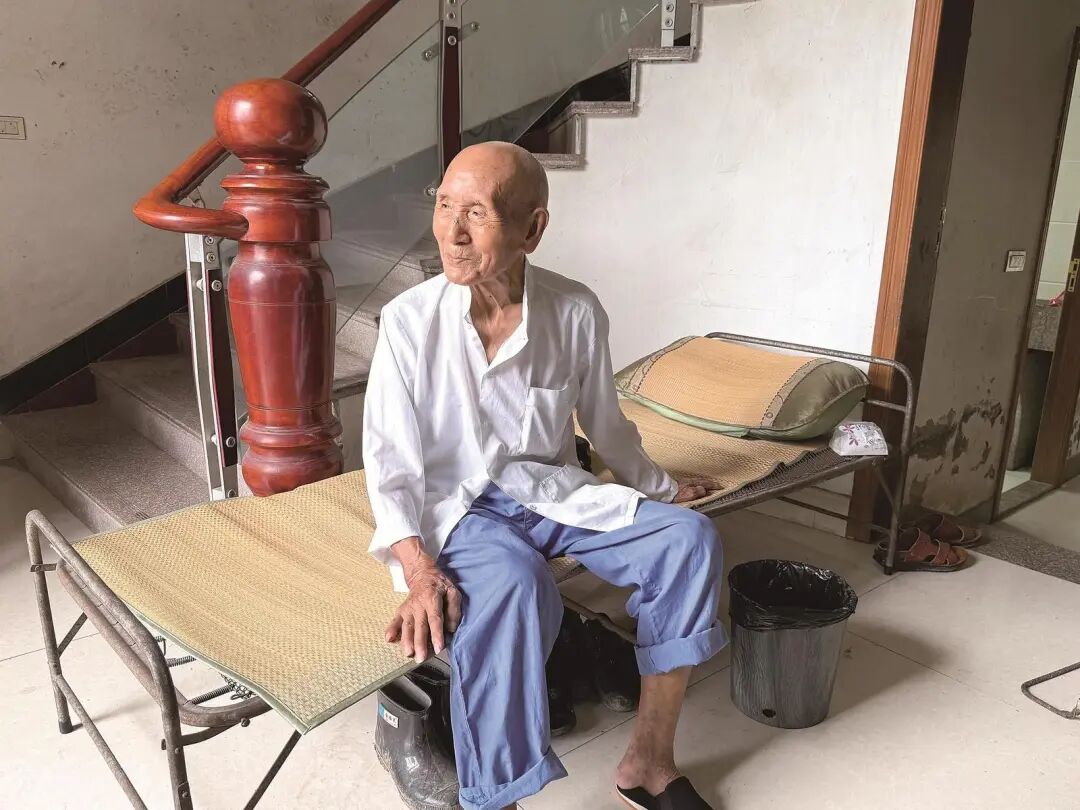 101岁老人可乐雪碧整箱囤着喝,梭子蟹能吃光一整盘,每天坐按摩椅疏通经络、放松身体,称“吃好用好是头等大事,存款大多花在吃上”
