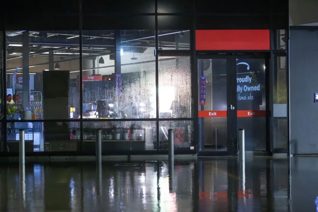 昨晚大雨过后，New World Mt Albert 暂停营业