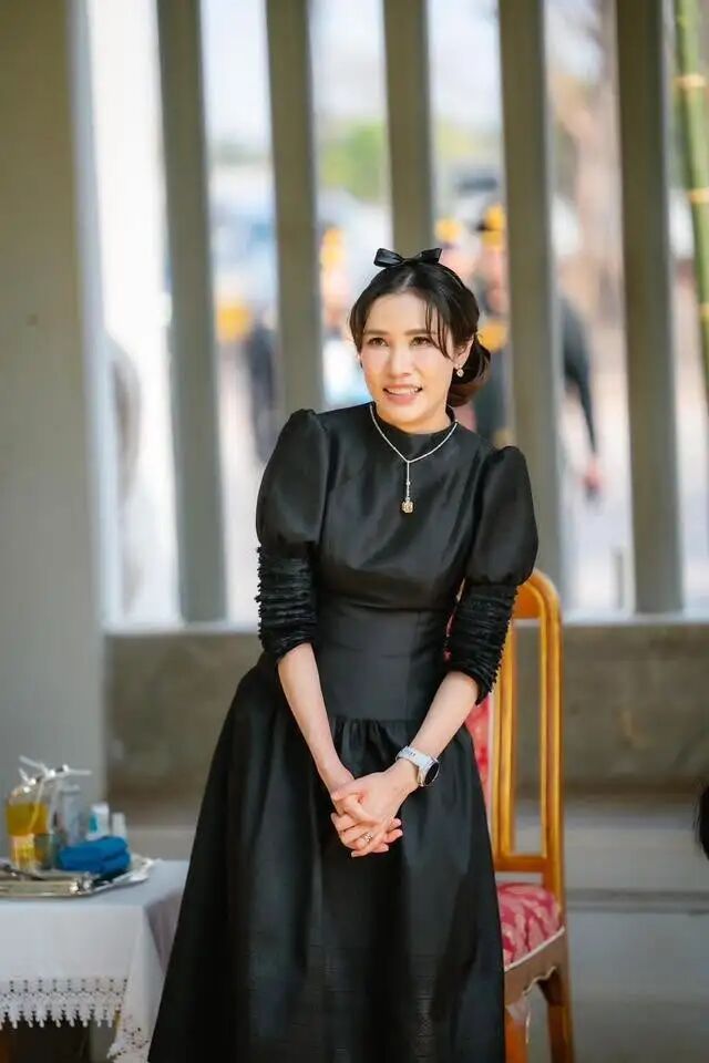 苏娘娘一个人开战斗机上天,48岁身体素质惊人,贵妃扮嫩却被嘲落魄了……