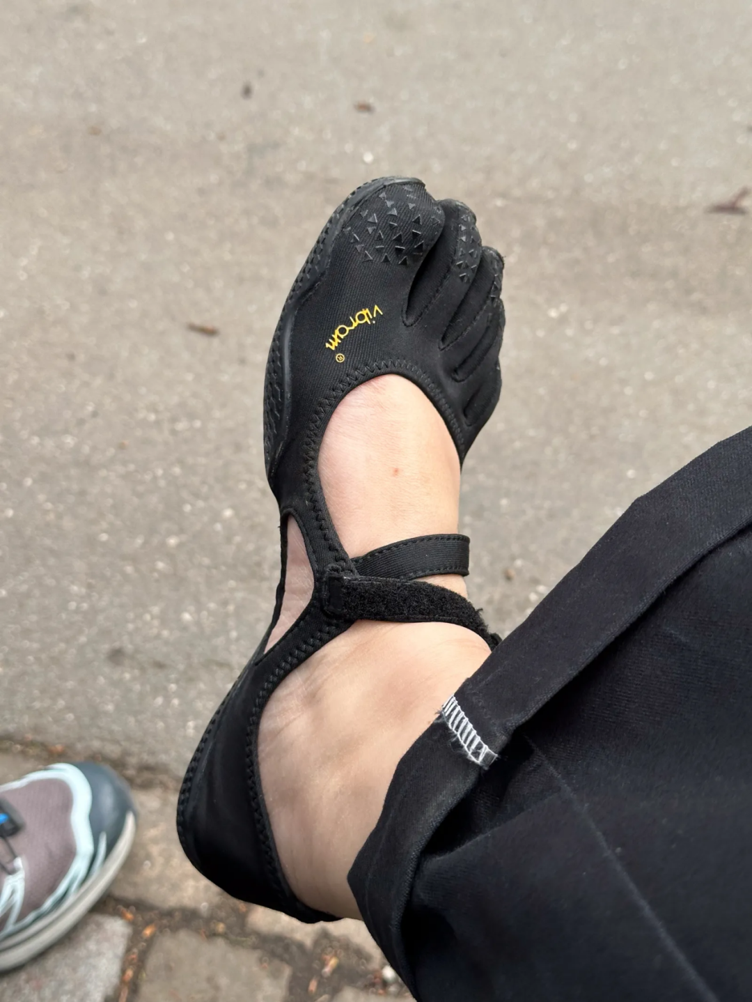 抛弃高跟鞋的年轻人,又捧红了“美丽刑具”