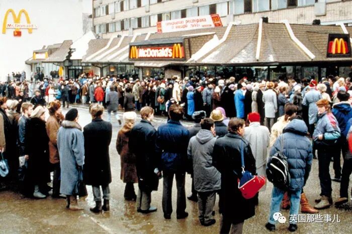 first-mcdonald-restaurant-opens-soviet-union-moscow-russia-1900-5b963dd825f06__700.jpeg 图片